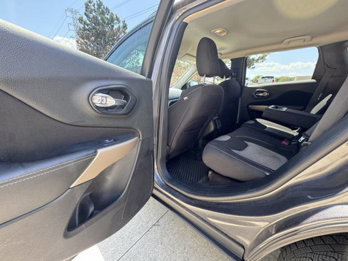 Used 2018 Jeep Cherokee Latitude w/ Altitude Package image 15