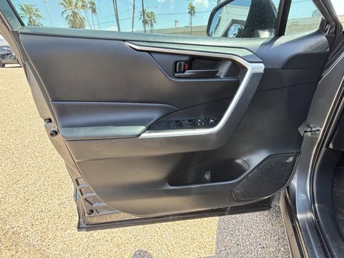 Used 2021 Toyota RAV4 LE image 9