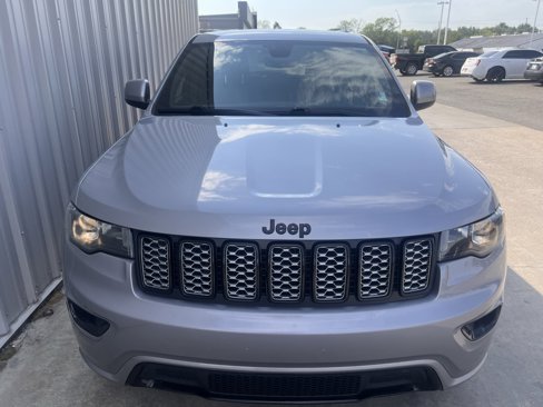 Used 2020 Jeep Grand Cherokee Altitude image 3