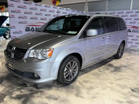 Used 2017 Dodge Grand Caravan SXT image 2