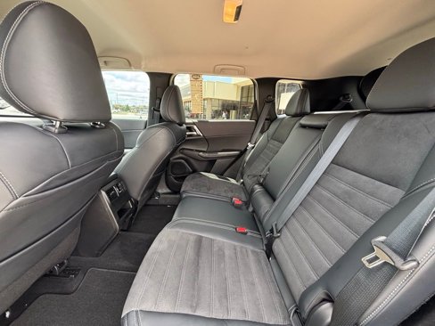 Used 2024 Mitsubishi Outlander SE image 14
