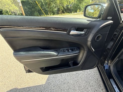 Used 2014 Chrysler 300 C image 23