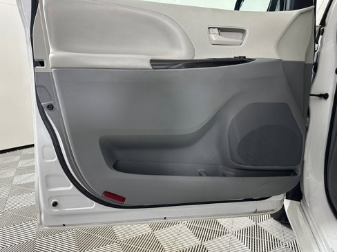 Used 2012 Toyota Sienna LE image 21
