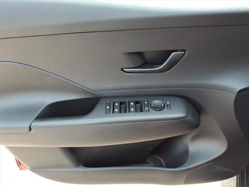 Used 2025 Hyundai Kona SEL image 9