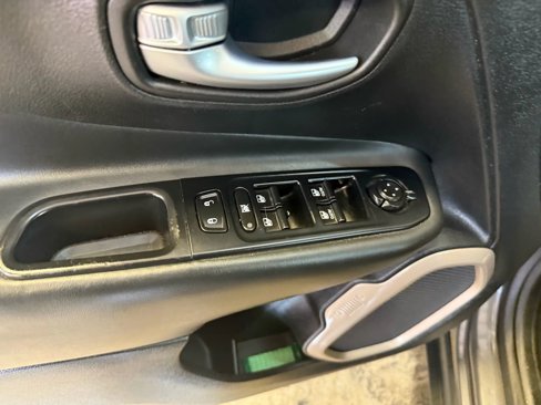 Used 2017 Jeep Renegade Limited image 10