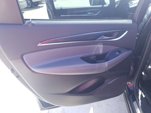 Used 2018 Buick Enclave Essence image 11