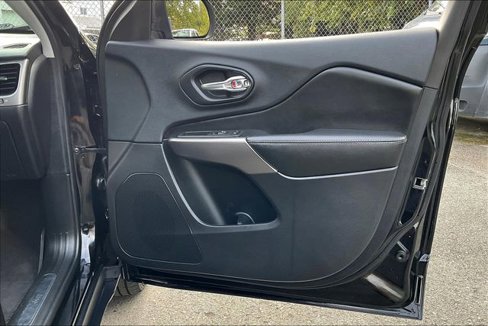 Used 2020 Jeep Cherokee Limited w/ Technology Group image 21