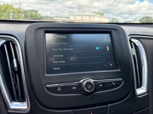 Used 2017 Chevrolet Malibu LT image 29