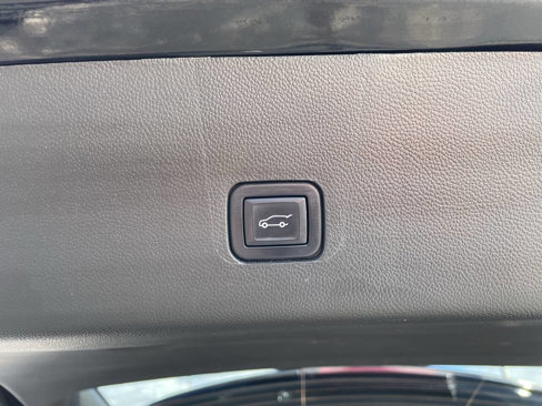 Used 2023 Chevrolet Traverse LT w/ Rear Camera Mirror Package image 7