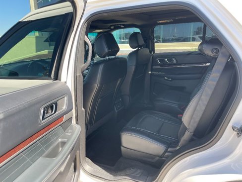 Used 2017 Ford Explorer Platinum image 24