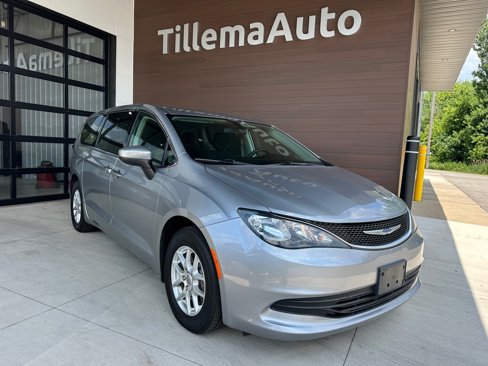 Used 2020 Chrysler Voyager LX image 1