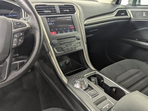 Used 2017 Ford Fusion SE w/ Fusion SE Technology Package image 12