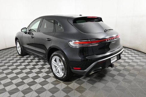 Certified 2025 Porsche Macan image 3