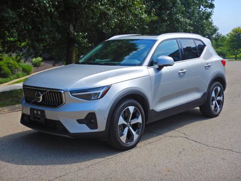 Used 2025 Volvo XC40 B5 Plus image 1