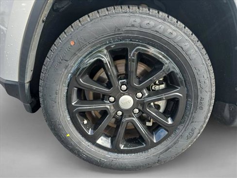 Used 2021 Jeep Grand Cherokee Laredo image 25