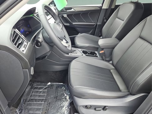 Used 2024 Volkswagen Tiguan SE image 17