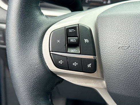 Used 2022 Ford Explorer XLT image 32