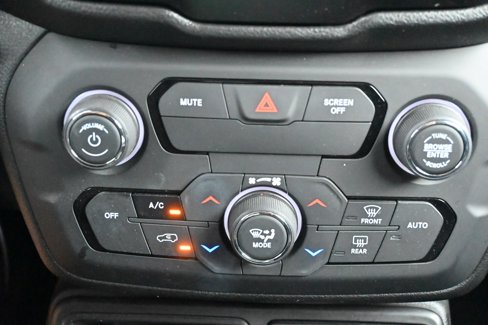 Used 2018 Jeep Renegade Latitude image 27