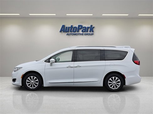 Used 2018 Chrysler Pacifica Touring-L image 4
