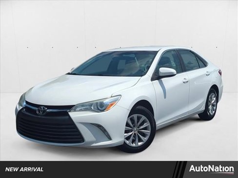 Used 2016 Toyota Camry LE image 1