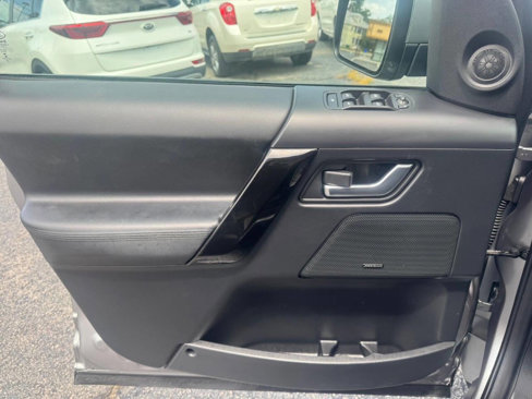 Used 2013 Land Rover LR2 HSE image 17