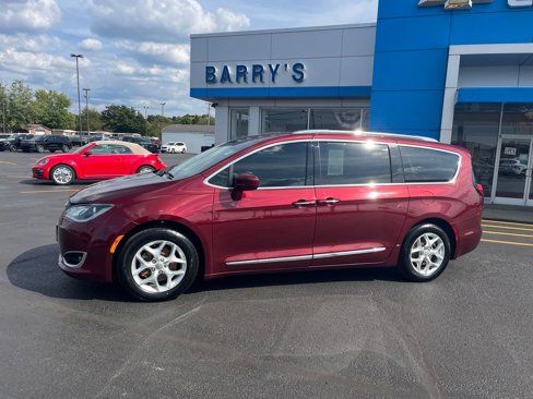 Used 2018 Chrysler Pacifica Touring-L w/ Tire & Wheel Group image 2