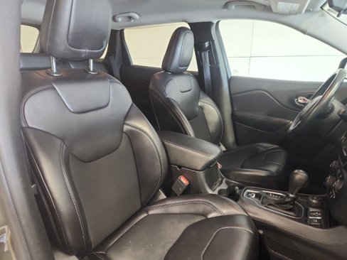 Used 2019 Jeep Cherokee Latitude Plus w/ Cold Weather Group image 9