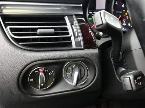 Certified 2021 Porsche Macan image 10
