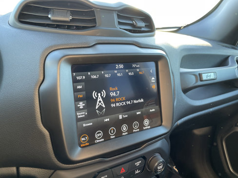 Used 2021 Jeep Renegade Latitude w/ Luxury Group II image 16