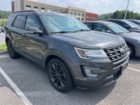 Used 2017 Ford Explorer XLT w/ Equipment Group 202A image 6
