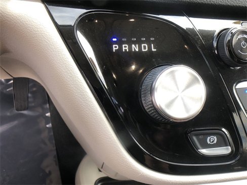 Used 2020 Chrysler Pacifica Touring-L image 19