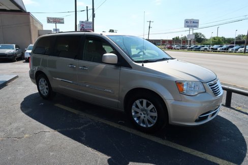 Used 2015 Chrysler Town & Country Touring w/ Driver Convenience Group image 2