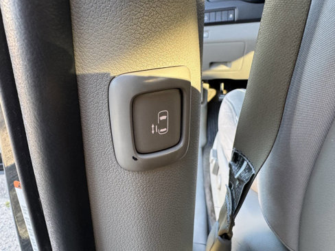 Used 2016 Kia Sedona LX w/ LX Convenience Package image 41