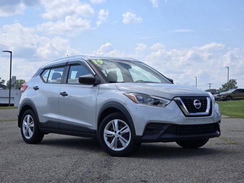 Used 2019 Nissan Kicks S image 2