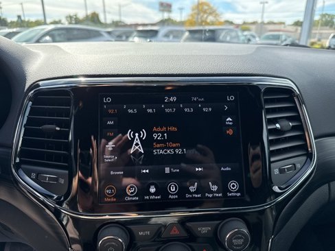 Used 2020 Jeep Grand Cherokee Altitude image 23