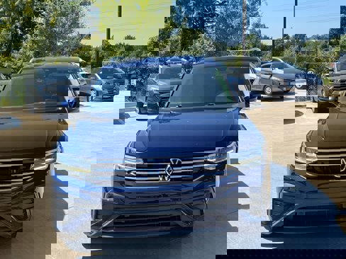 Used 2022 Volkswagen Tiguan SE image 2