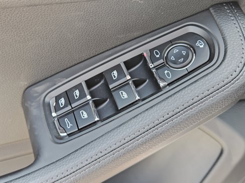 Certified 2025 Porsche Macan Turbo image 31