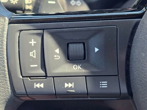Used 2023 Nissan Rogue SV image 32