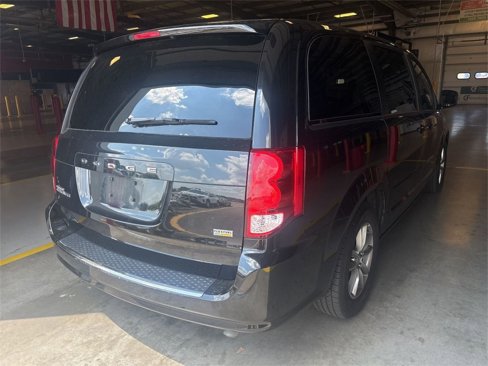 Used 2016 Dodge Grand Caravan SE image 3