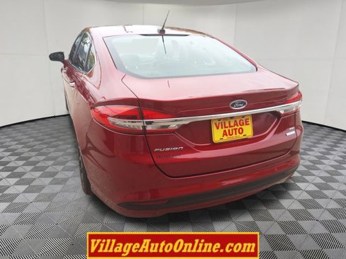 Used 2017 Ford Fusion SE w/ Fusion SE Technology Package image 12