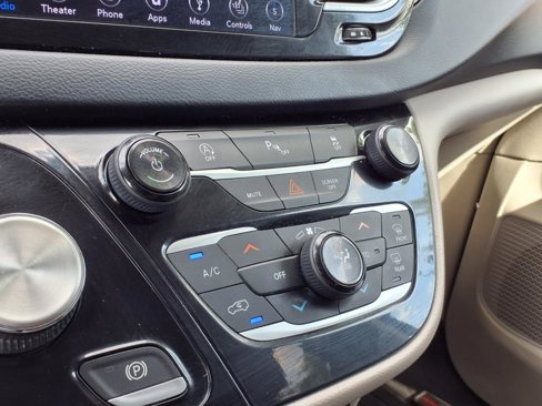 Used 2018 Chrysler Pacifica Touring-L Plus image 15