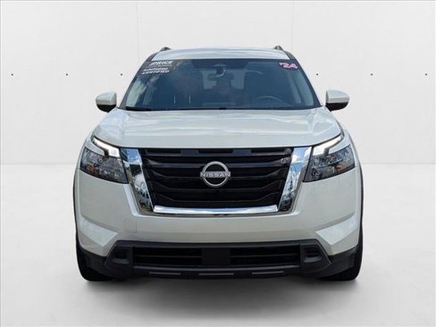 Used 2024 Nissan Pathfinder SV image 2