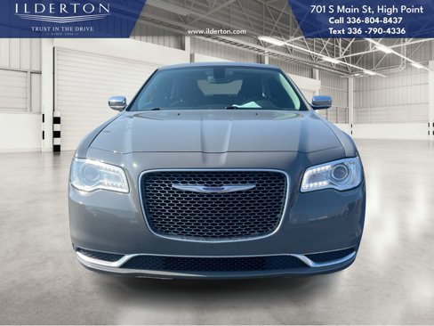 Used 2019 Chrysler 300 Touring w/ Chrome Appearance Package image 2