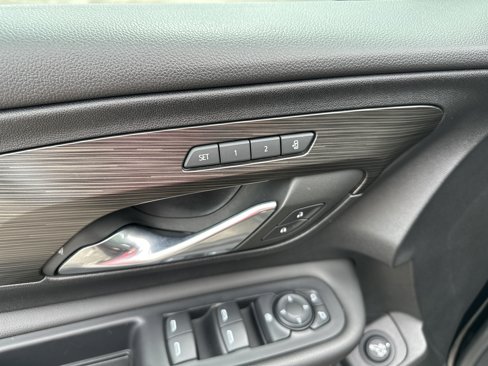 Used 2023 GMC Terrain SLT image 12