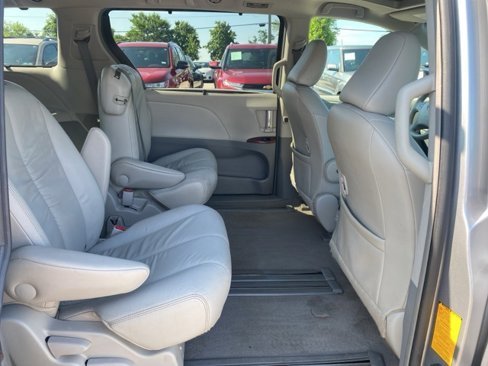 Used 2011 Toyota Sienna XLE image 23