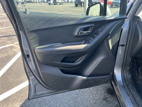 Used 2019 Chevrolet Trax LT w/ LT Convenience Package image 8