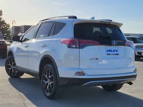 Used 2018 Toyota RAV4 SE image 3