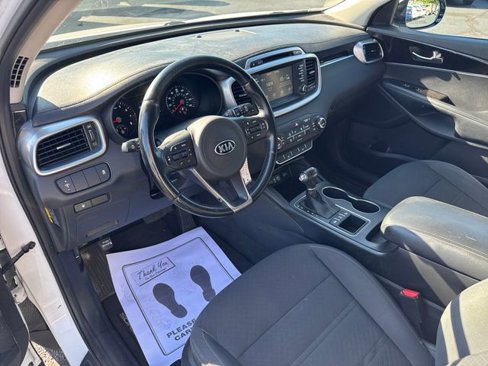 Used 2017 Kia Sorento LX w/ LX Convenience Package image 9