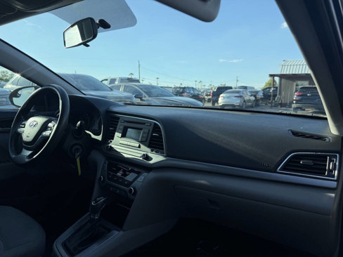 Used 2017 Hyundai Elantra SE image 20