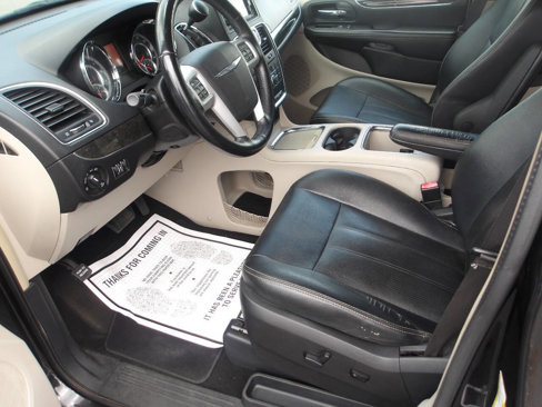 Used 2016 Chrysler Town & Country Touring-L image 8